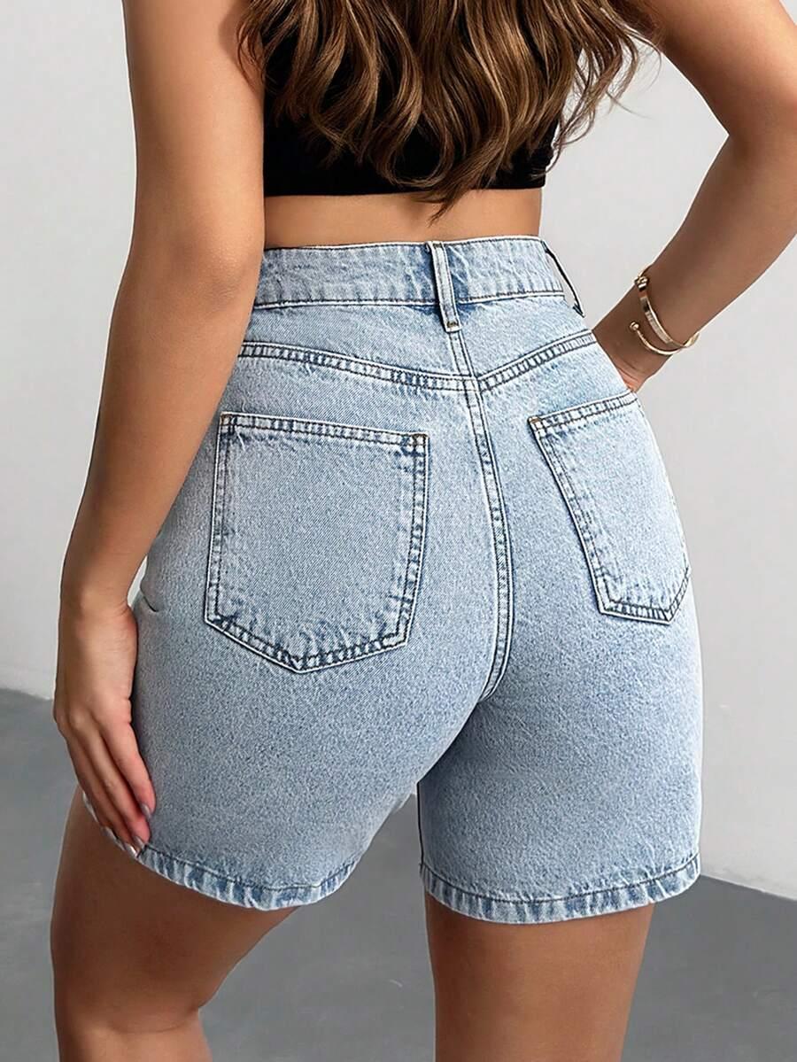 niebieskie spodenki jeans