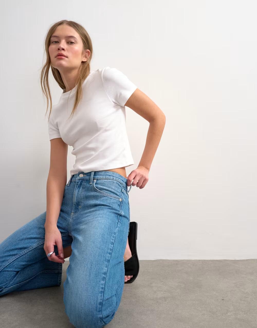 niebieskie spodnie jeans kieszenie