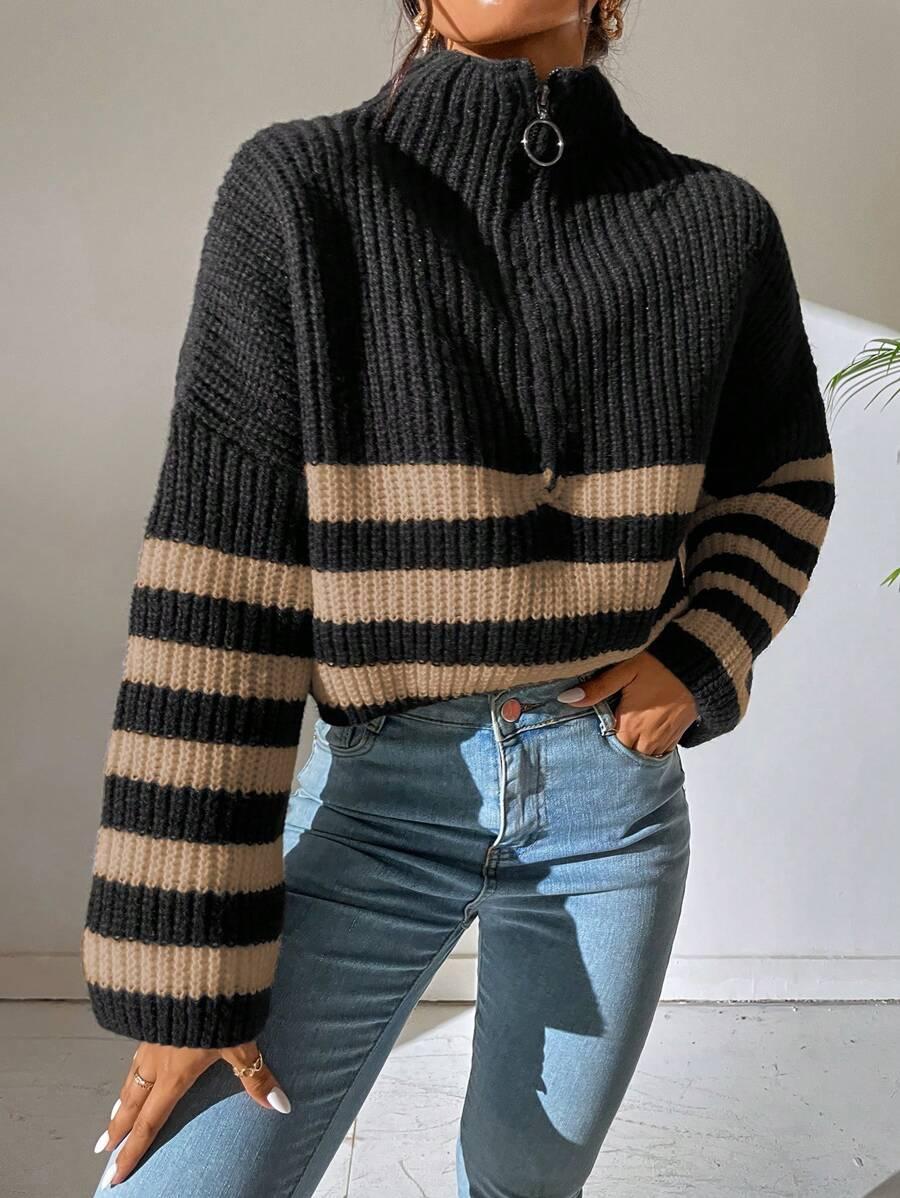 SWETER W PASKI Z ZAMKIEM