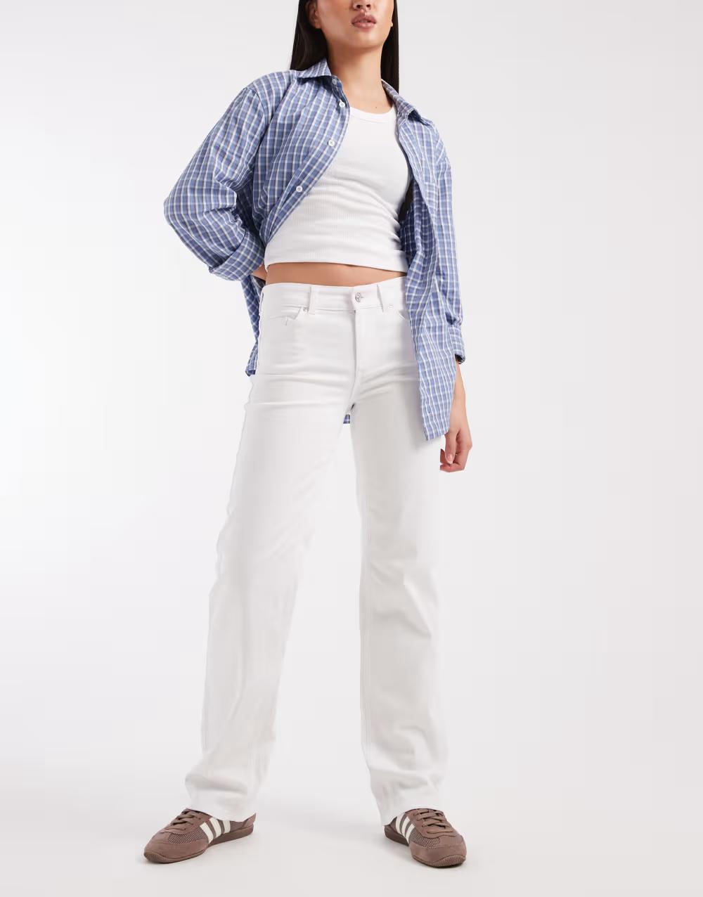białe spodnie jeans kieszenie