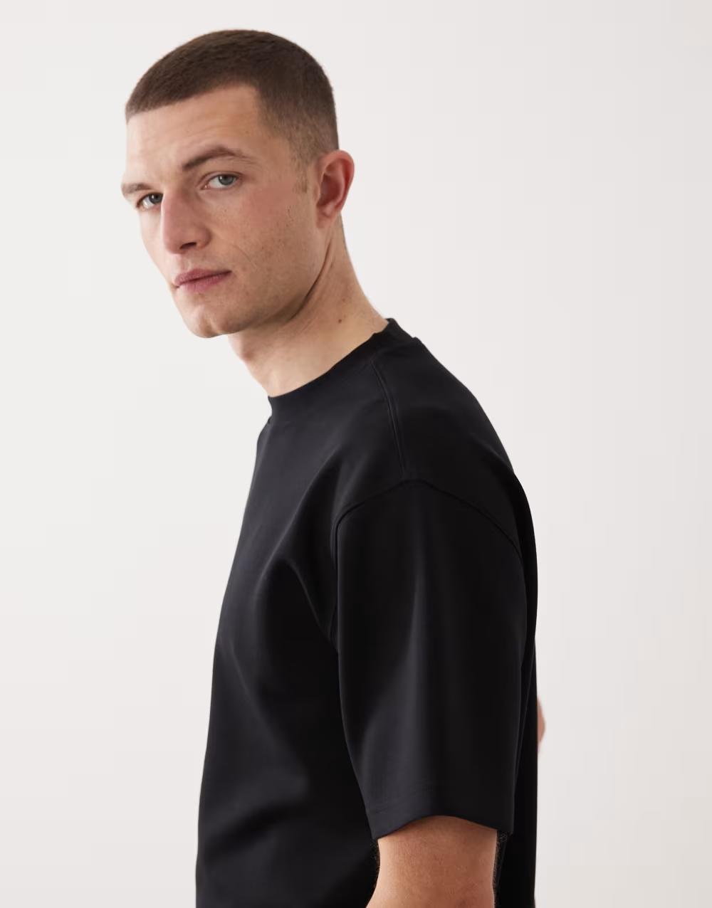 czarny t-shirt okrągły dekolt krótki rękaw
