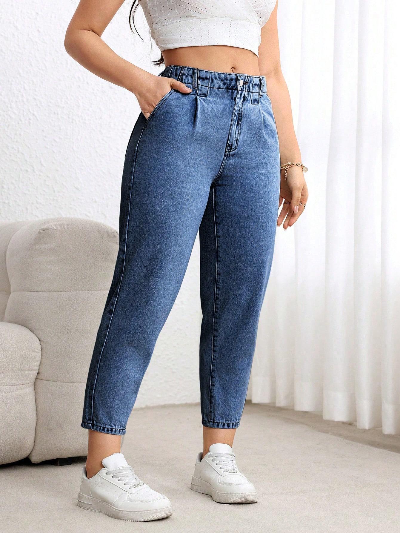 niebieskie spodnie jeans