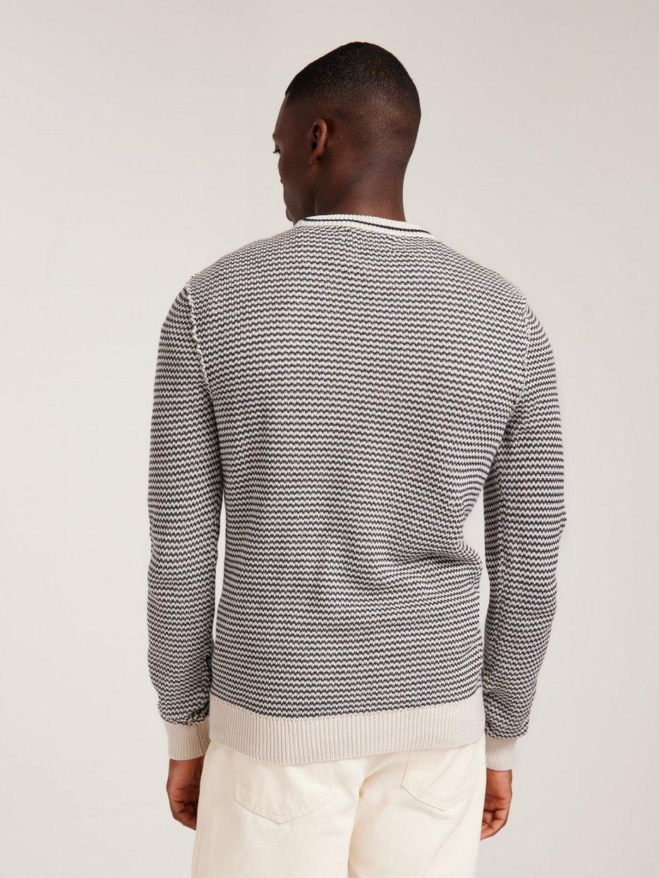 sweter z okrągłym dekoltem tekstura wzór kontrast