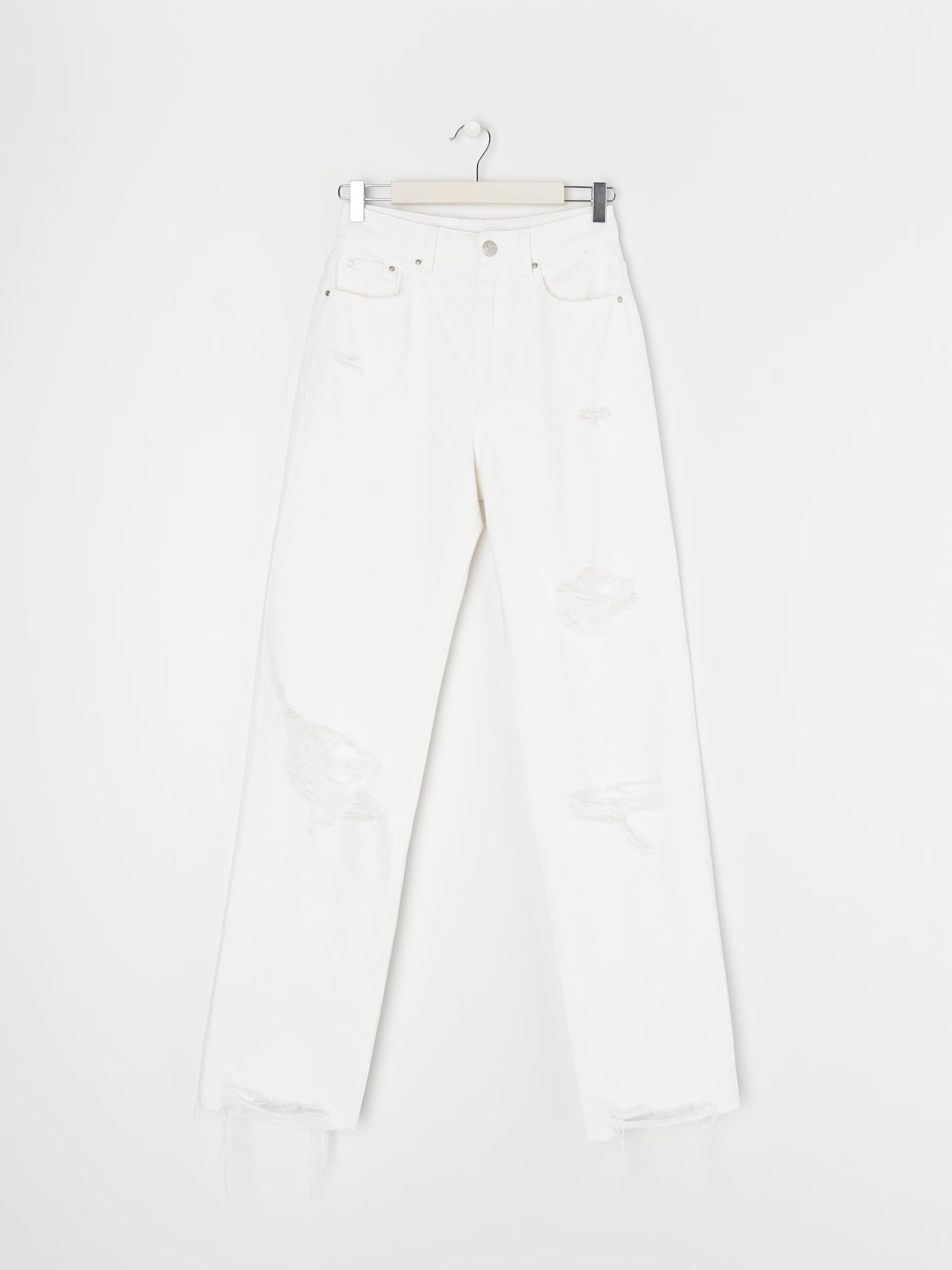 białe spodnie jeans przetarcia 