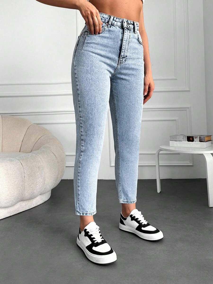 niebieskie spodnie jeans