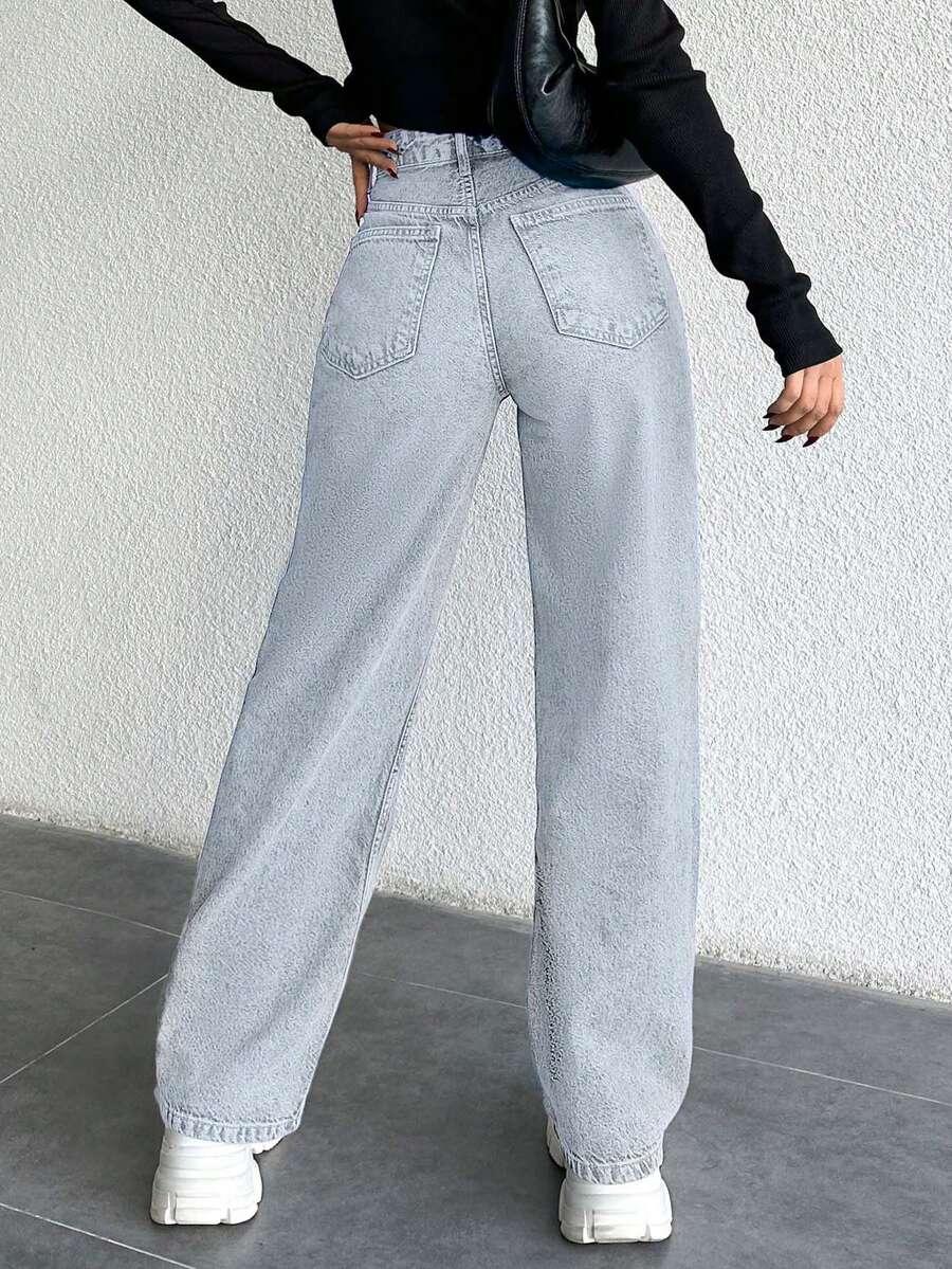 niebieskie spodnie jeans
