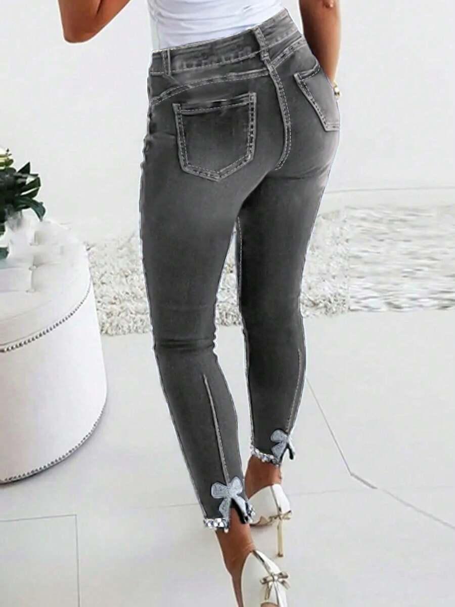 Szare jeansy zdobiona nogawka