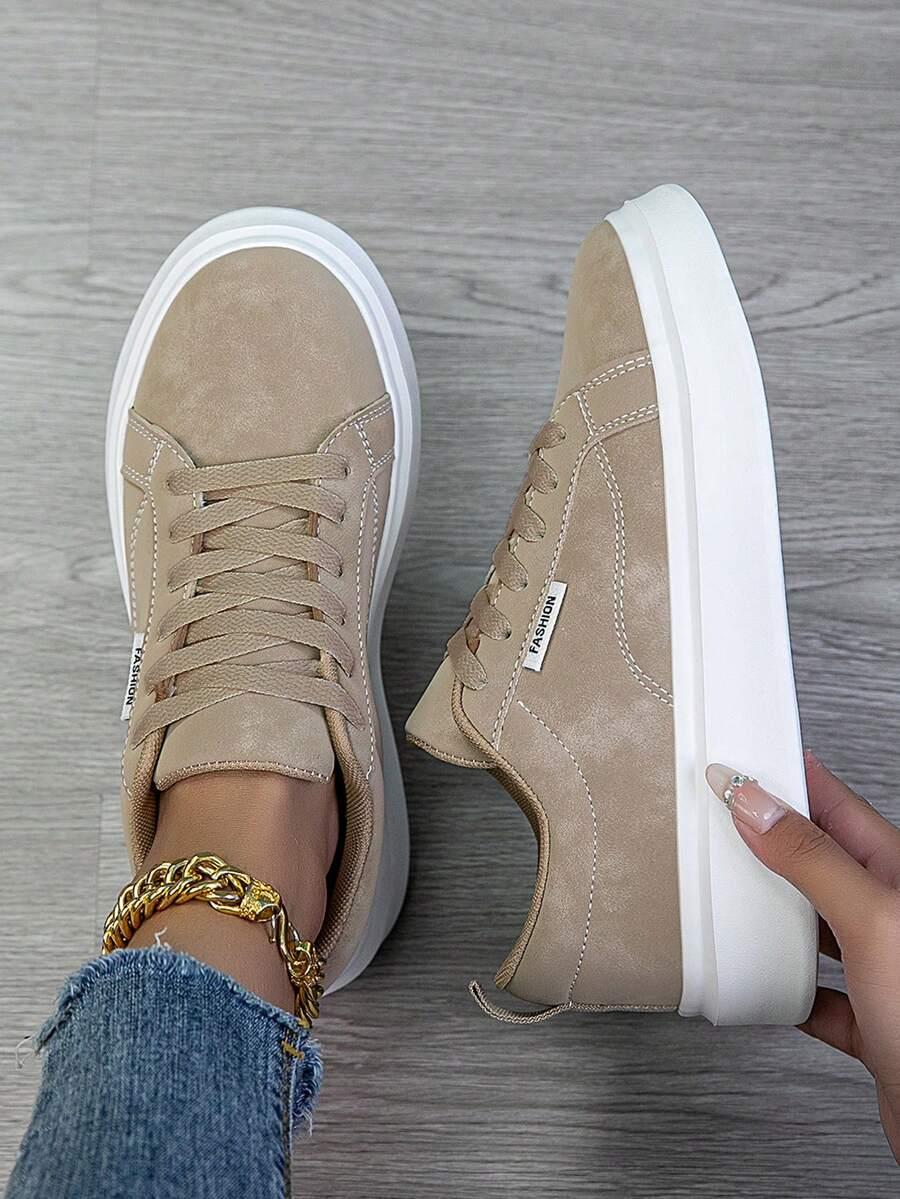 beżowe buty sportowe