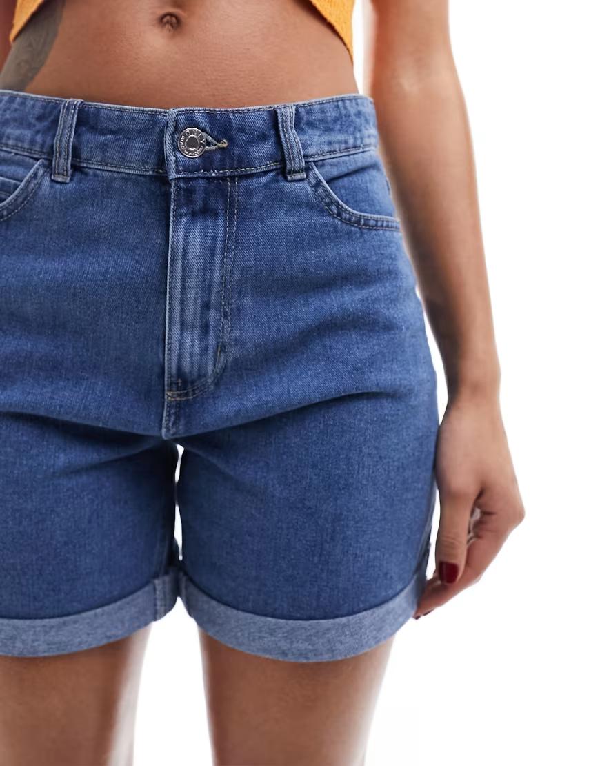 niebieskie krótkie spodenki jeans