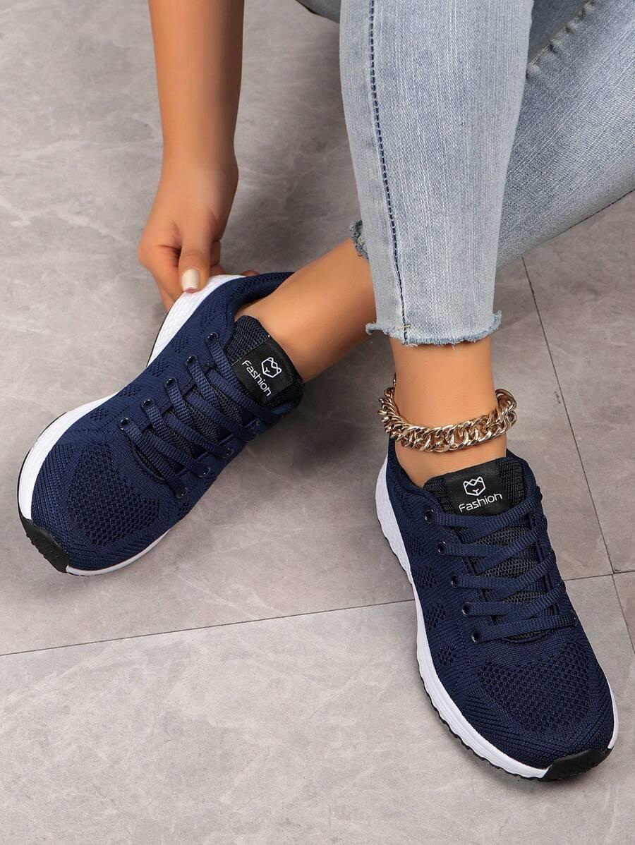 granatowe buty sportowe