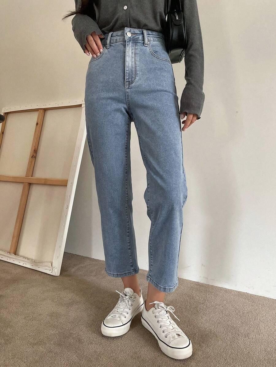 niebiskie spodnie jeans