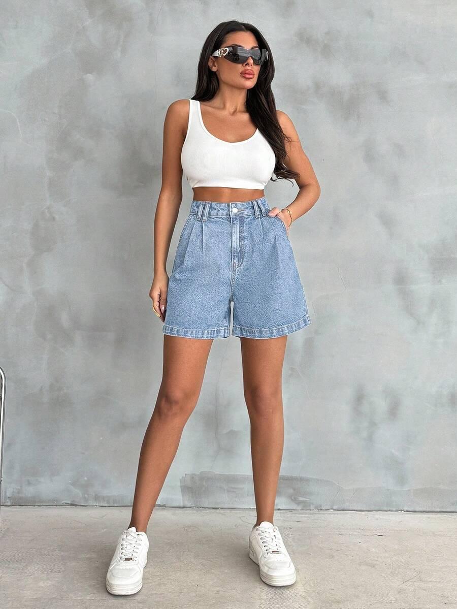 niebieskie spodenki jeans