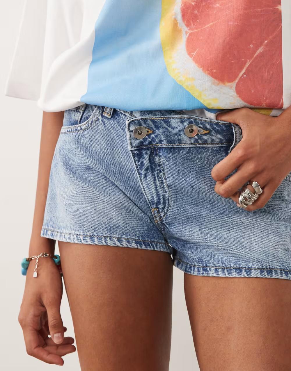 niebieskie krótkie spodenki jeans z niskim stanem