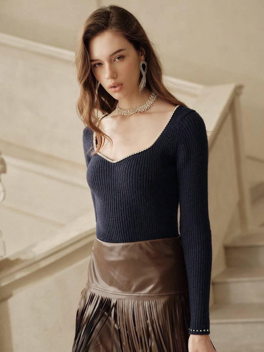 granatowy sweter zdobienie