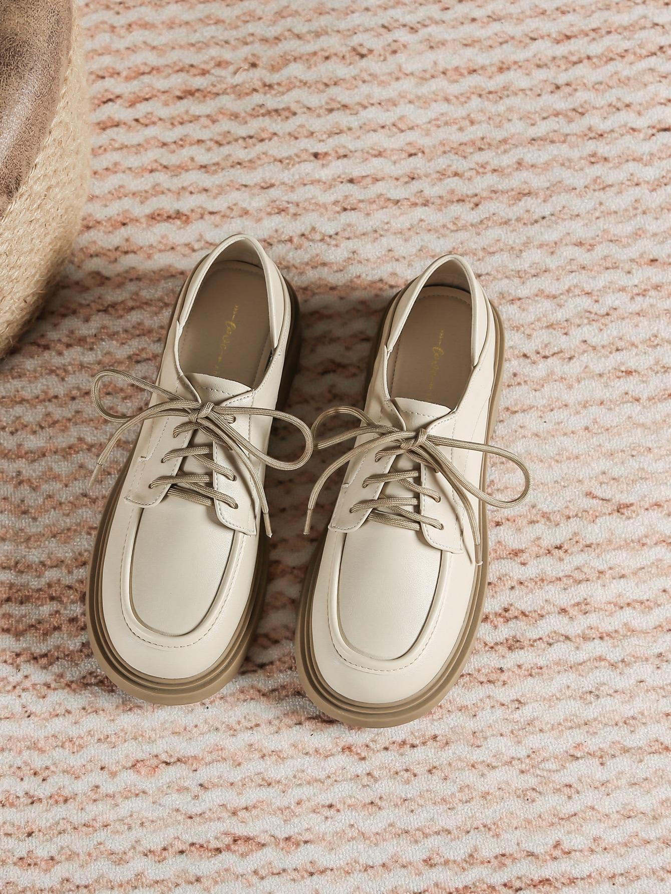 beżowe sznurowane buty