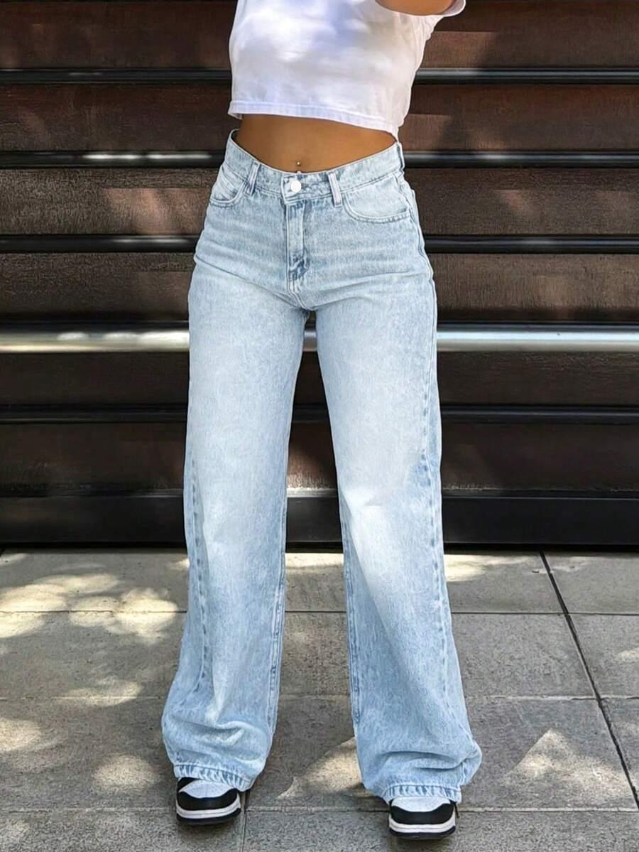niebieskie spodnie jeans