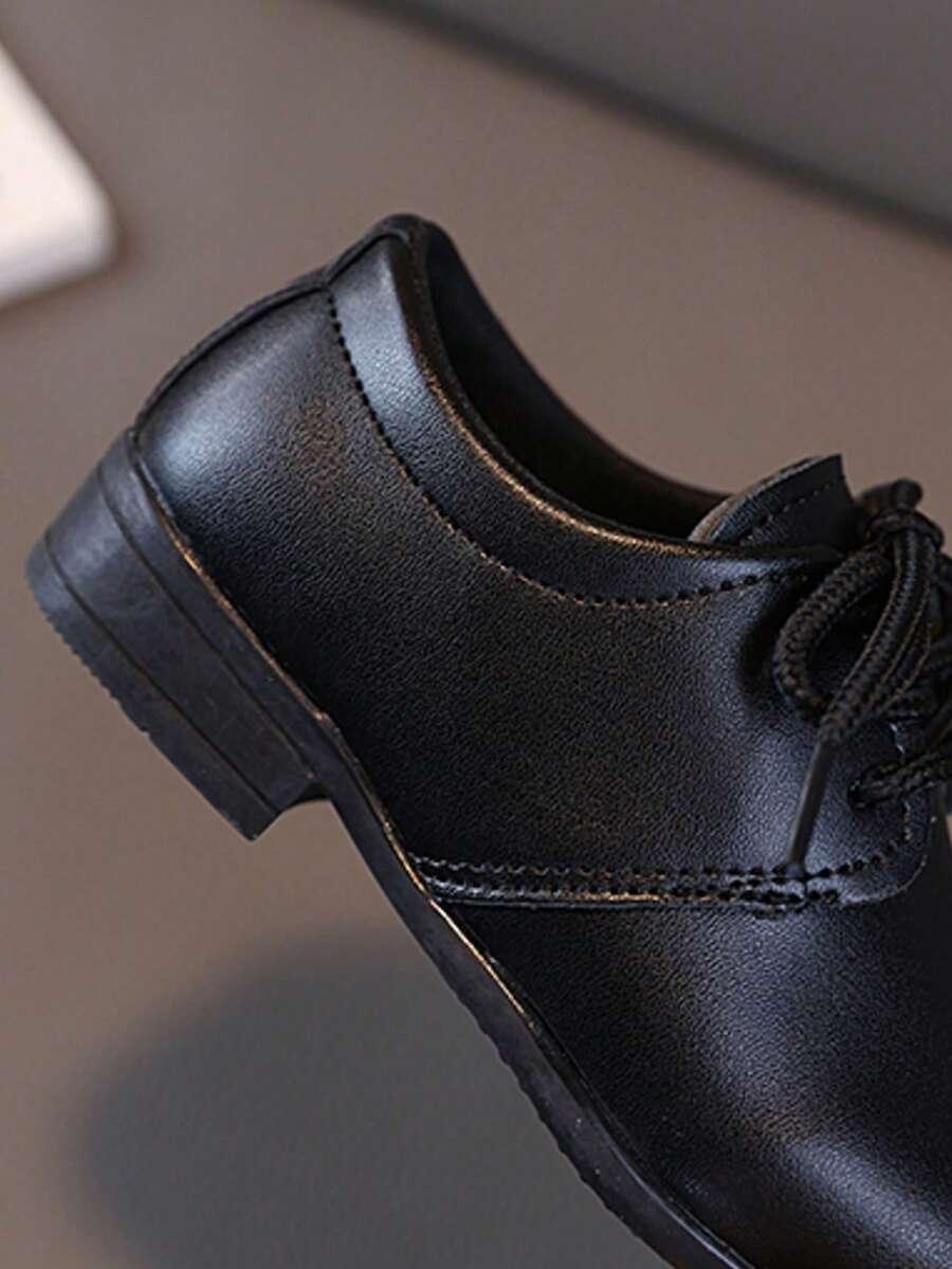 czarne sznurowane buty