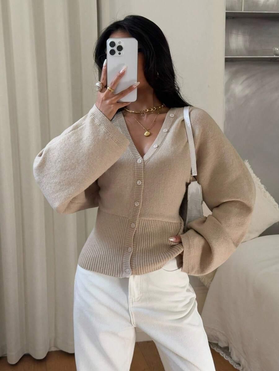 beżowy sweter guziki