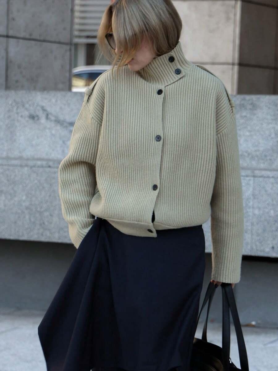 beżowy sweter guziki
