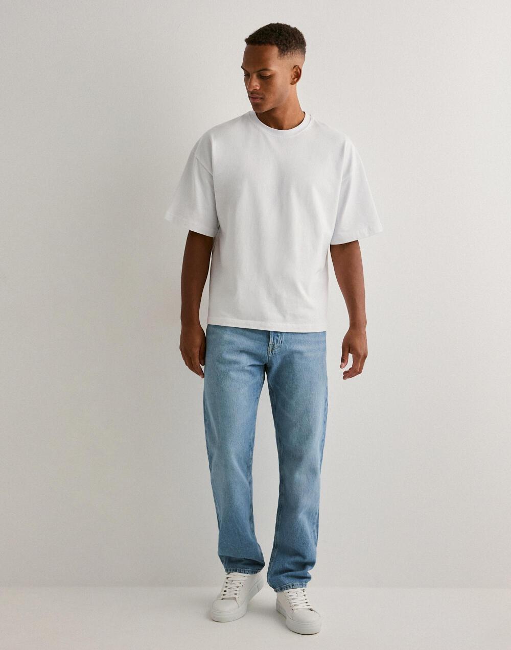 niebieskie proste spodnie jeans guziki kieszenie