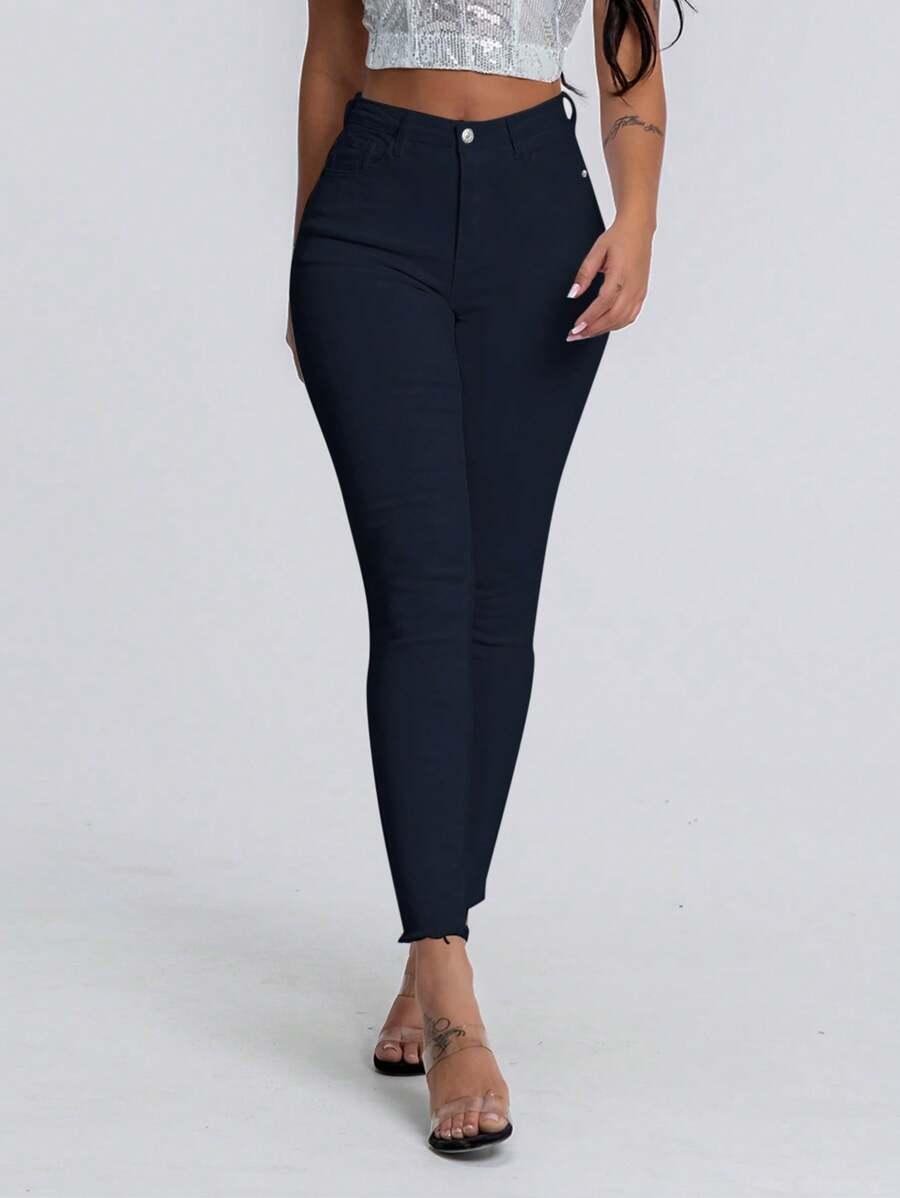 granatowe spodnie jeans