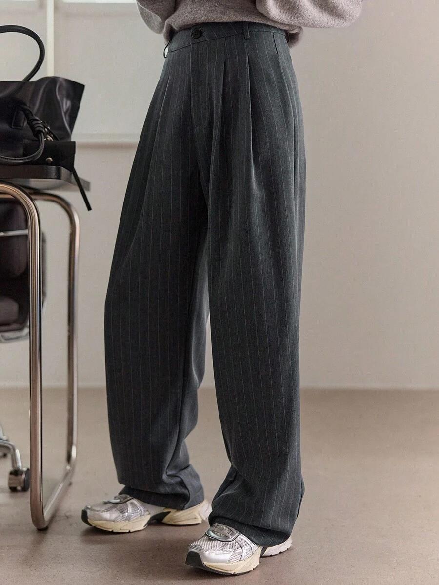szare spodnie paski