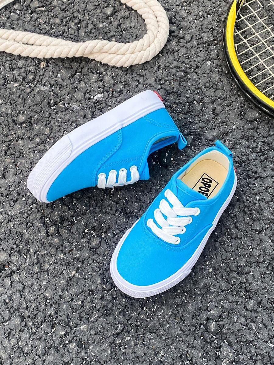 niebieskie sznurowane trampki