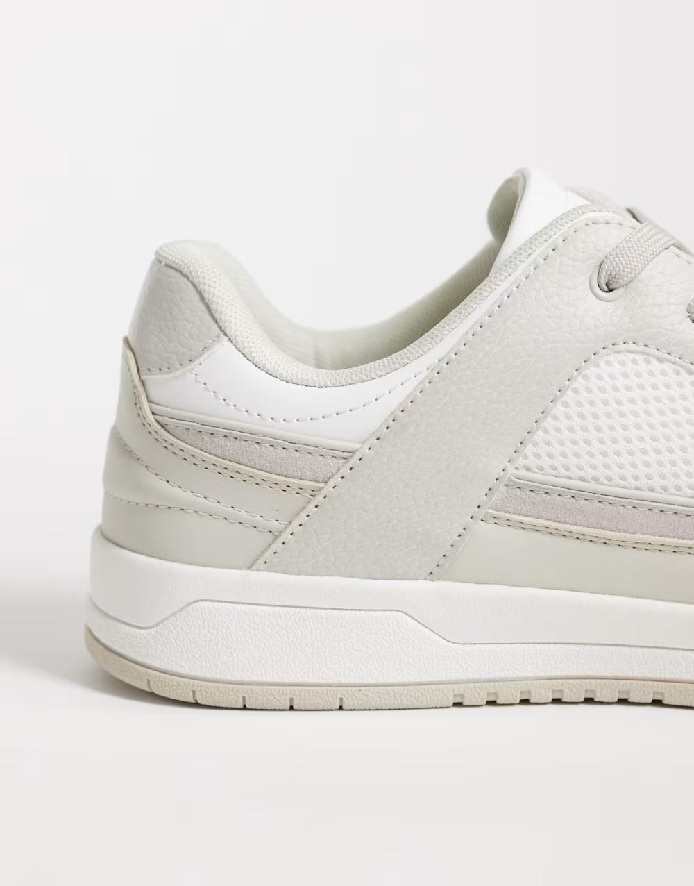 szare buty sportowe