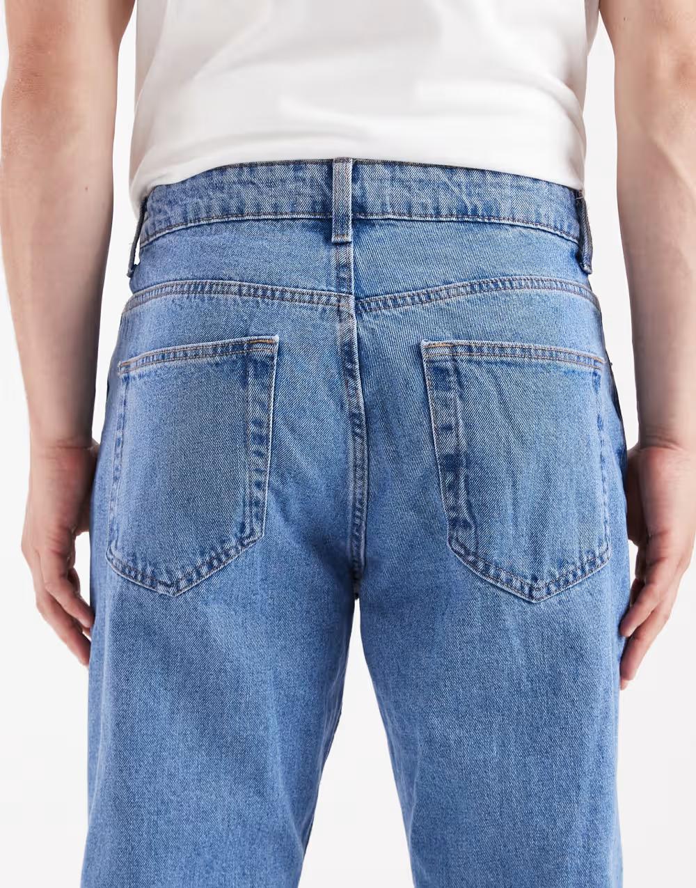 niebieskie spodnie jeans