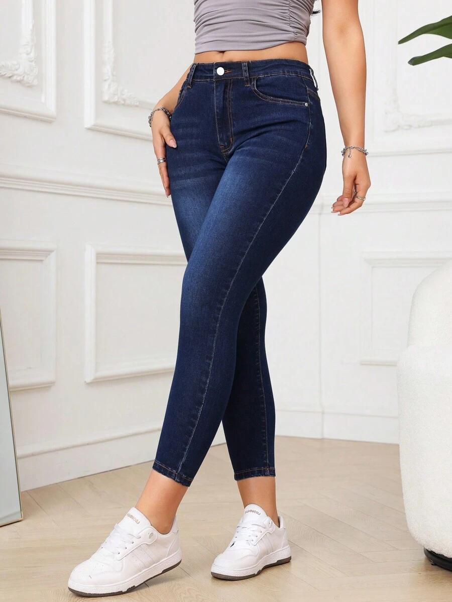 niebieskie spodnie jeans