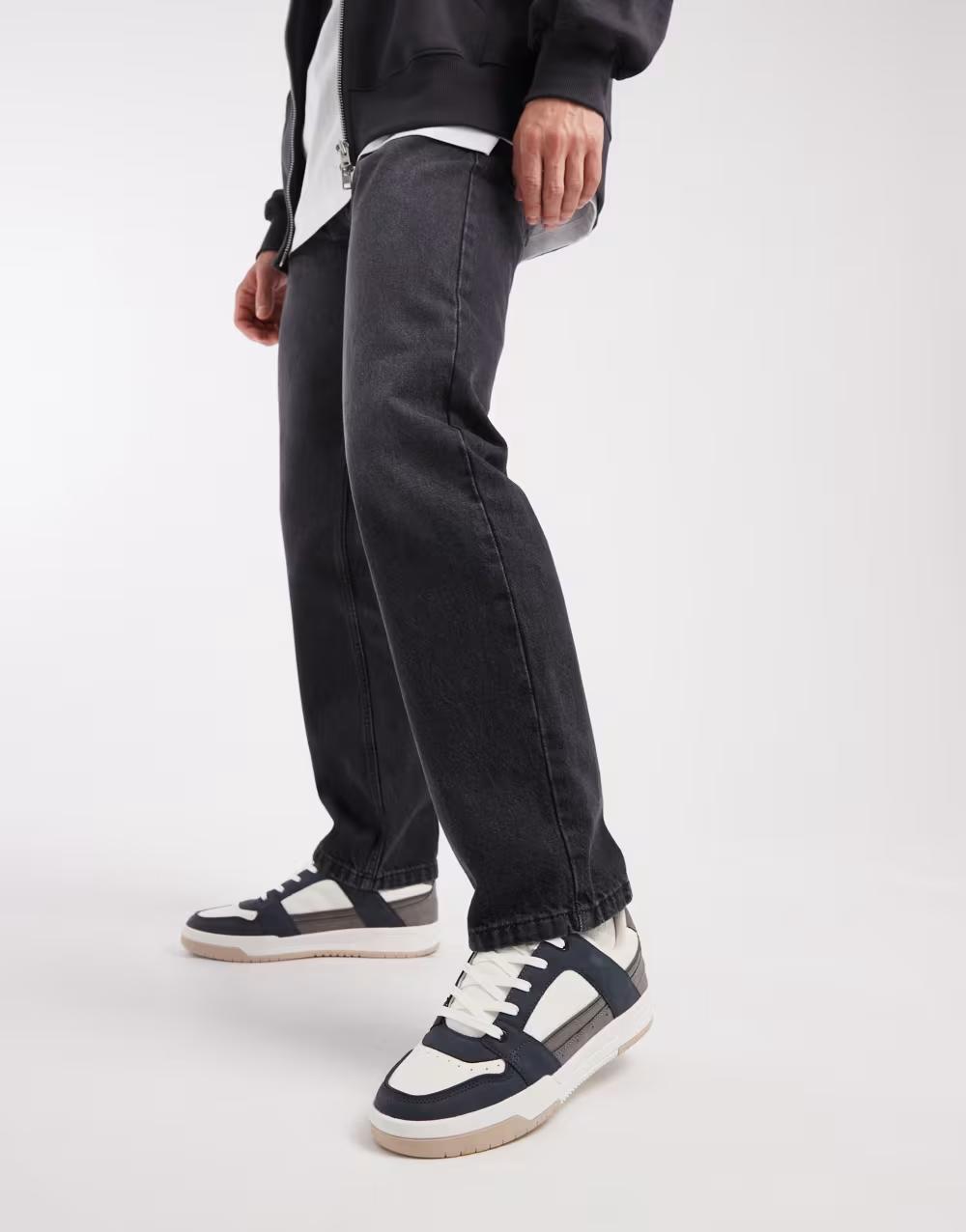 sznurowane buty sportowe