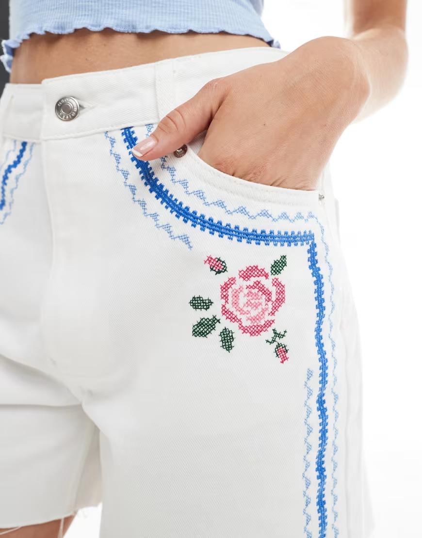 białe spodenki jeans haft