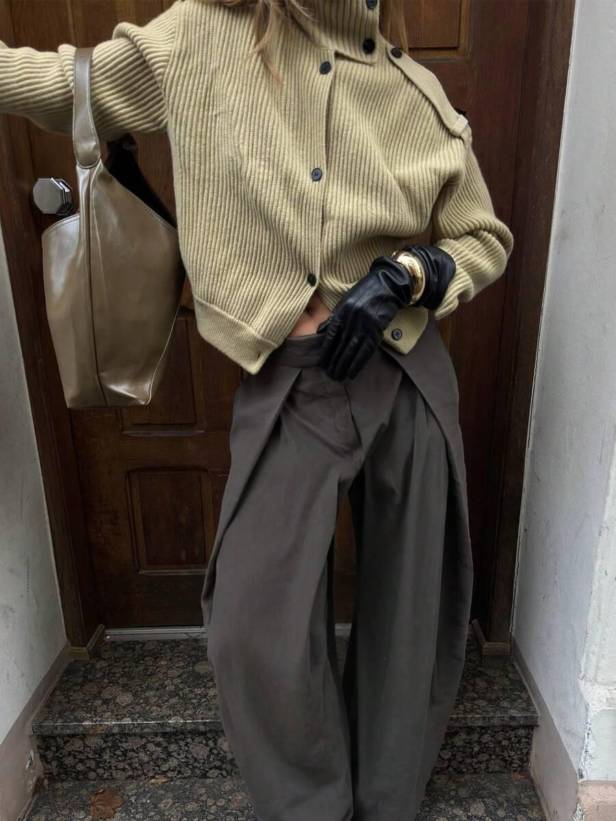 beżowy sweter guziki