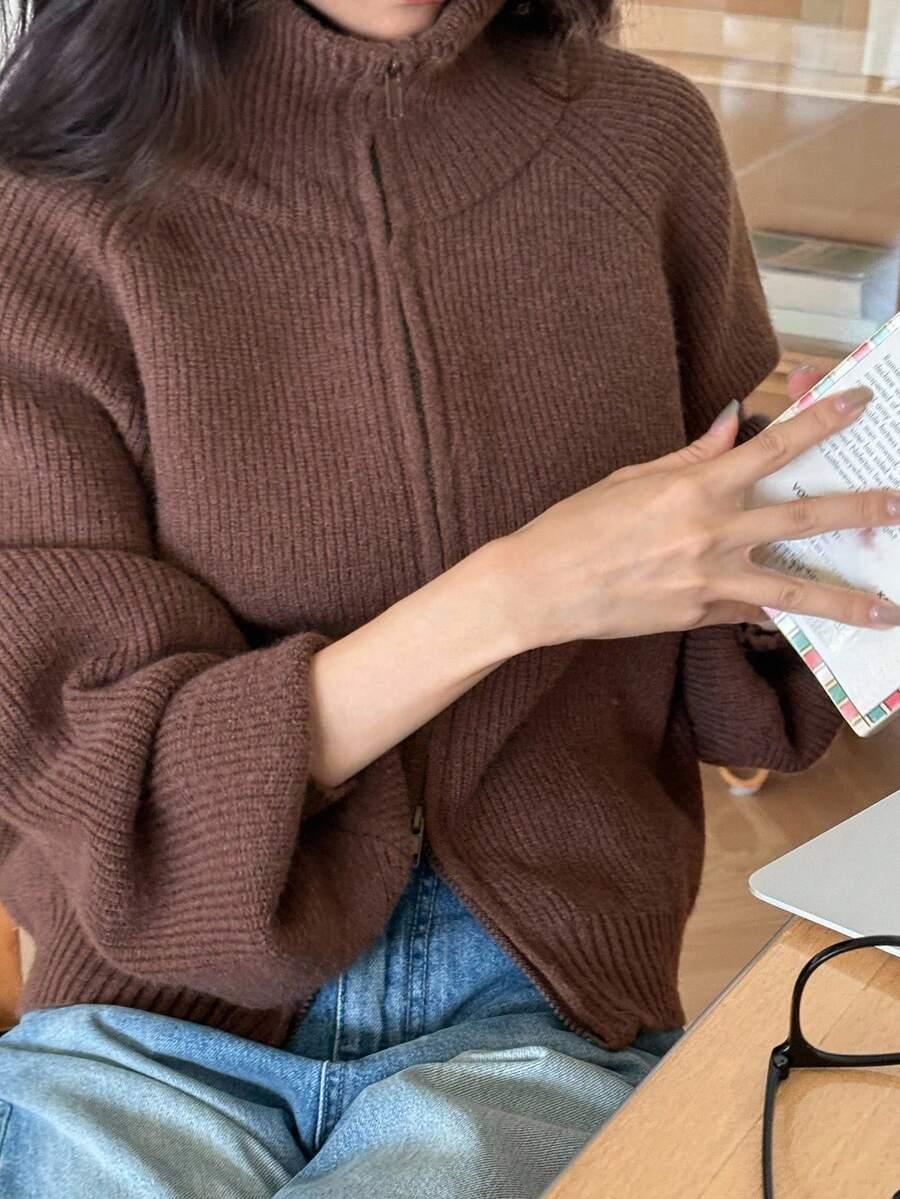 brązowy sweter zamek