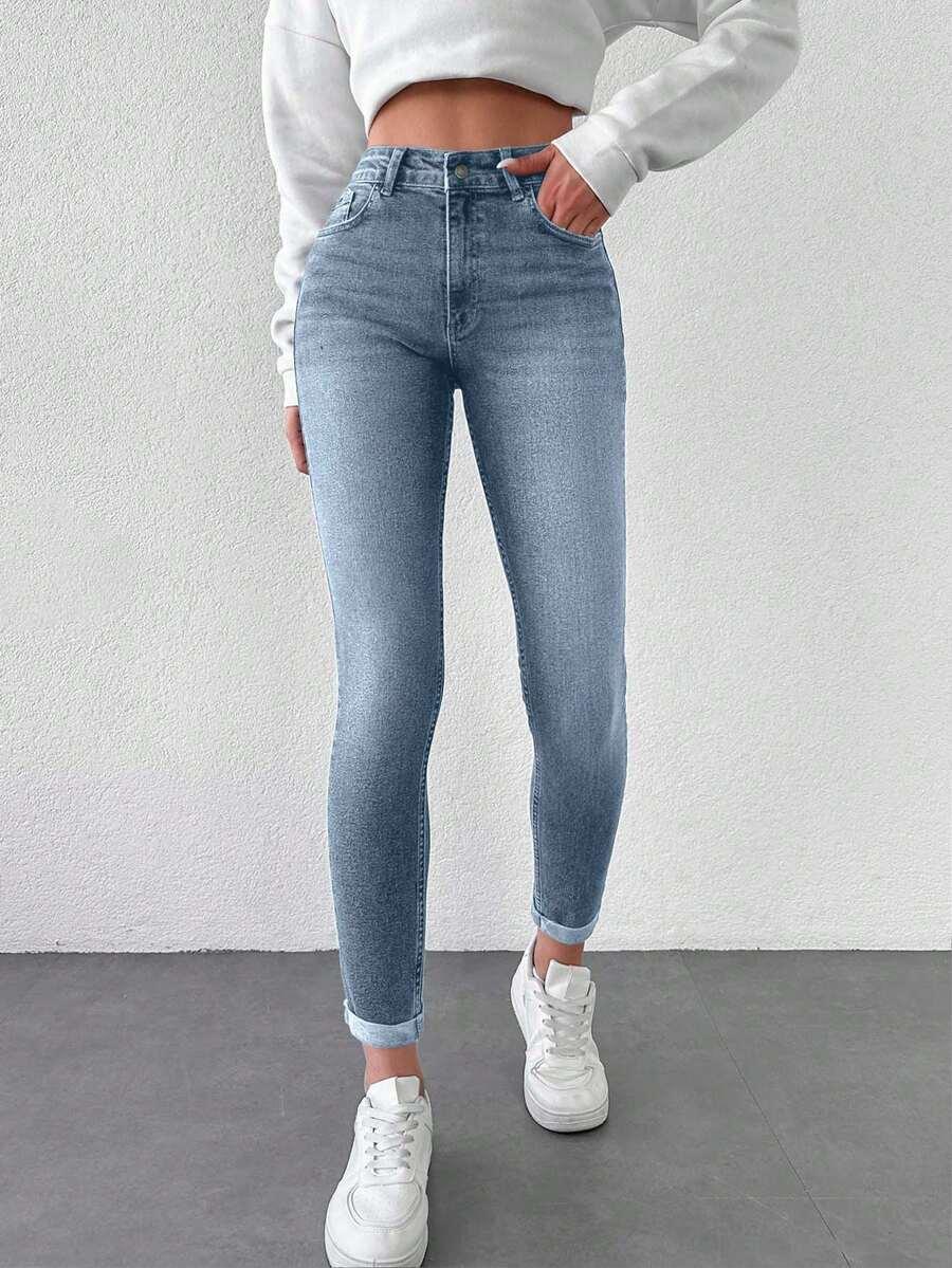 niebieskie spodnie jeans rurki