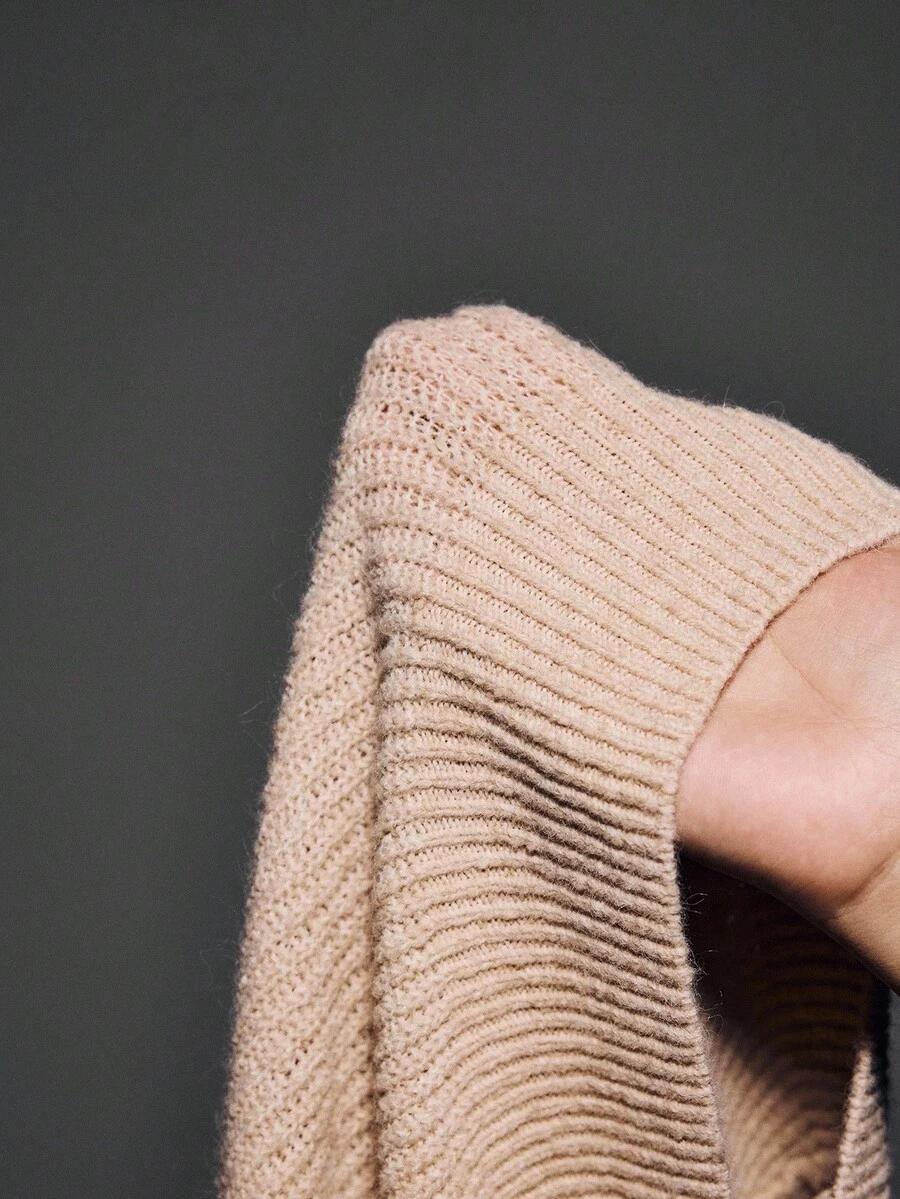 beżowy sweter długi rękaw 
