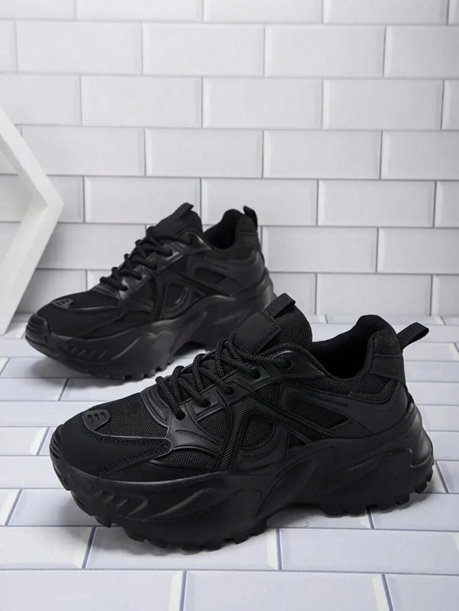 czarne sznurowane buty sportowe