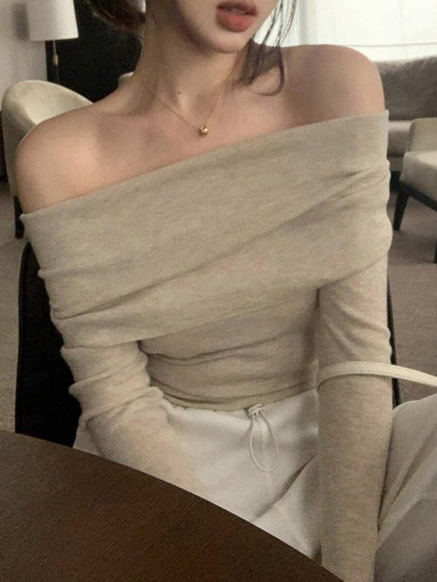 BEŻOWY SWETER ODKRYTE RAMIONA