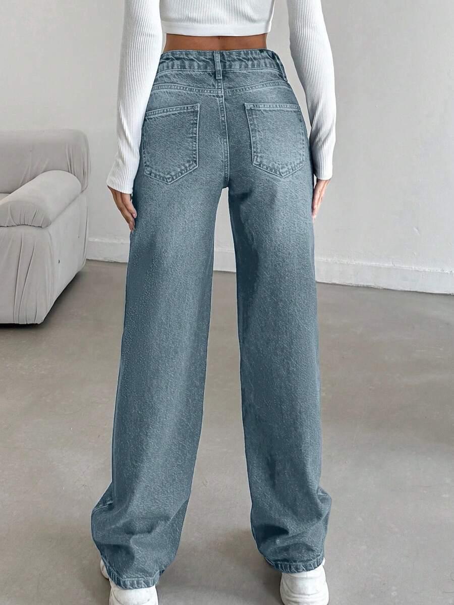 niebieskie spodnie jeans
