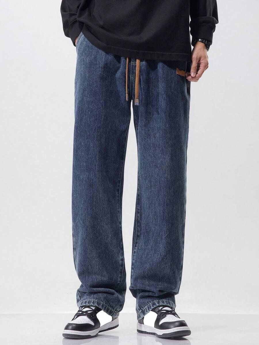 niebieskie spodnie jeans