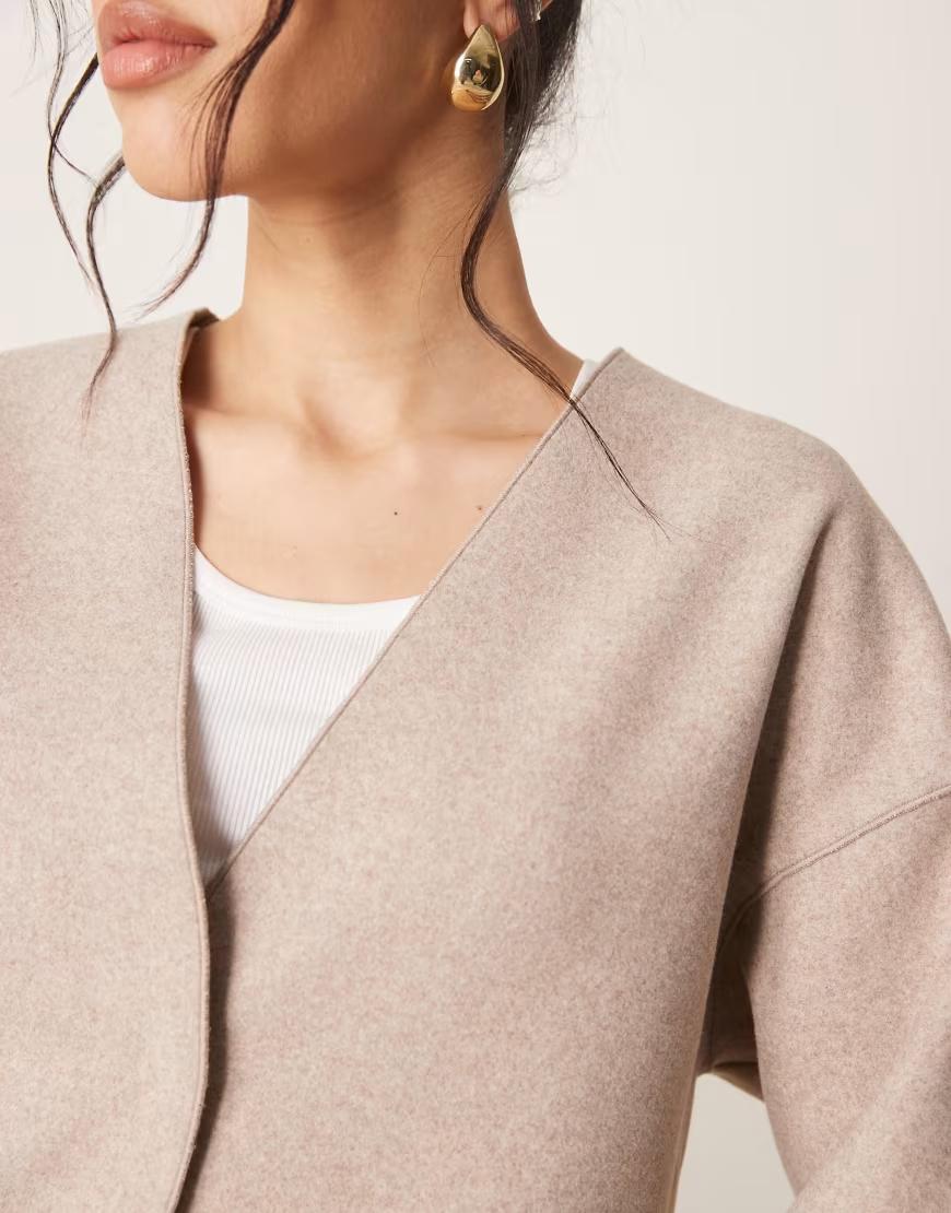 beżowa kurtka v-neck