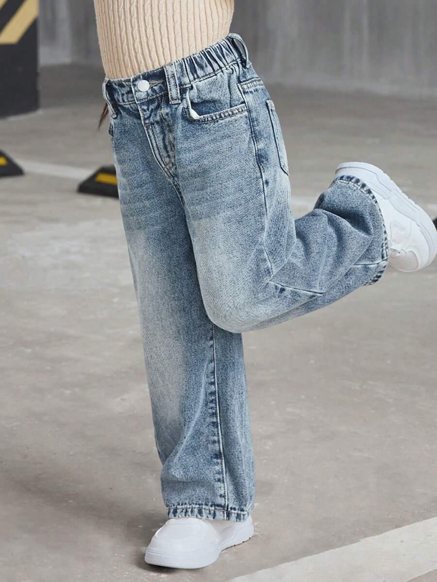 niebieskie spodnie jeans