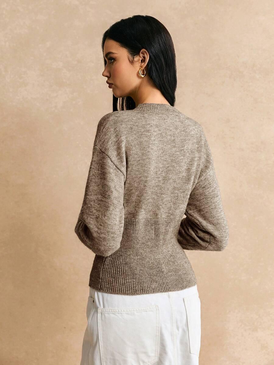 BEŻOWY SWETER ZATRZASKI 