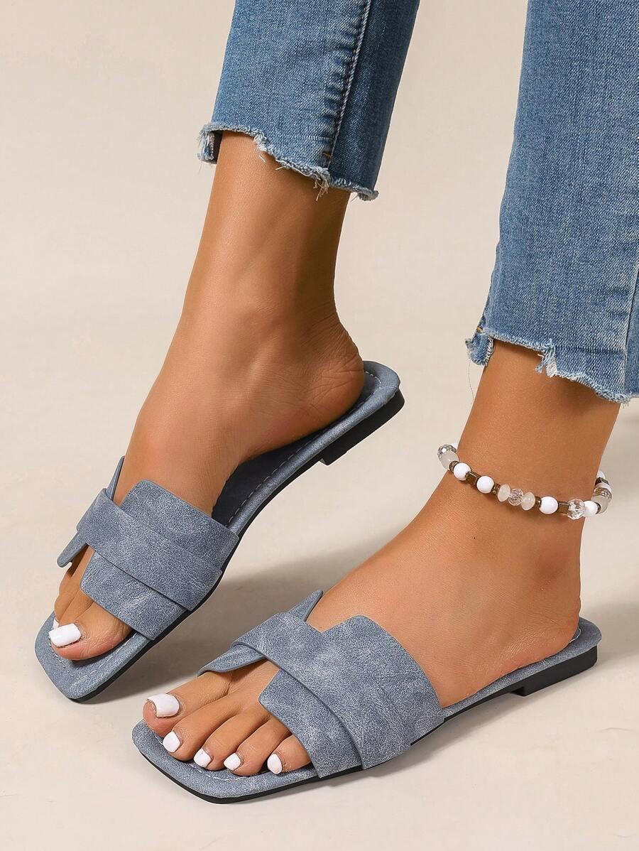 szare klapki casual