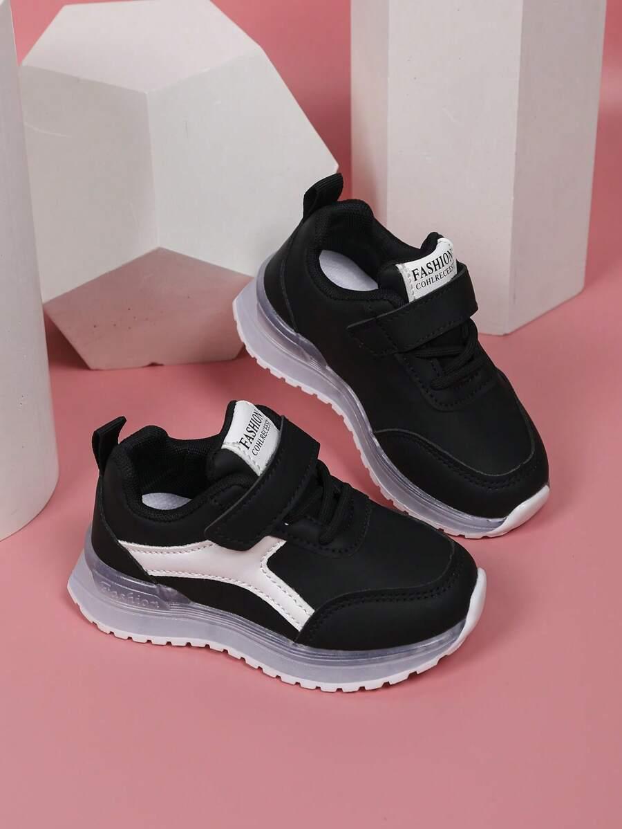 czarne świecące buty sportowe