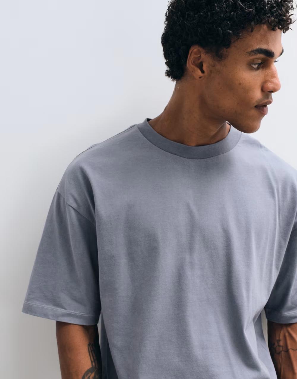 szary T-shirt okrągły dekolt nadruk
