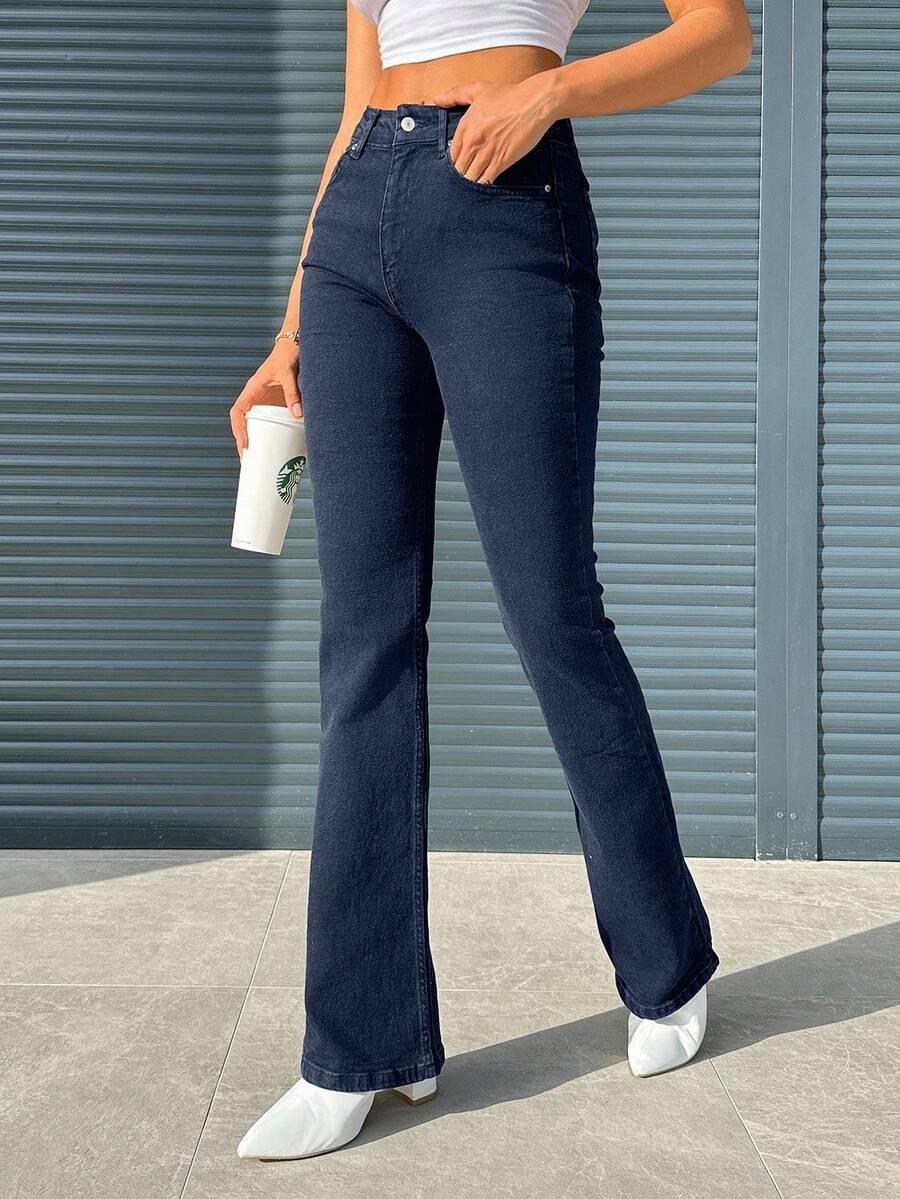 niebieskie spodnie jeans