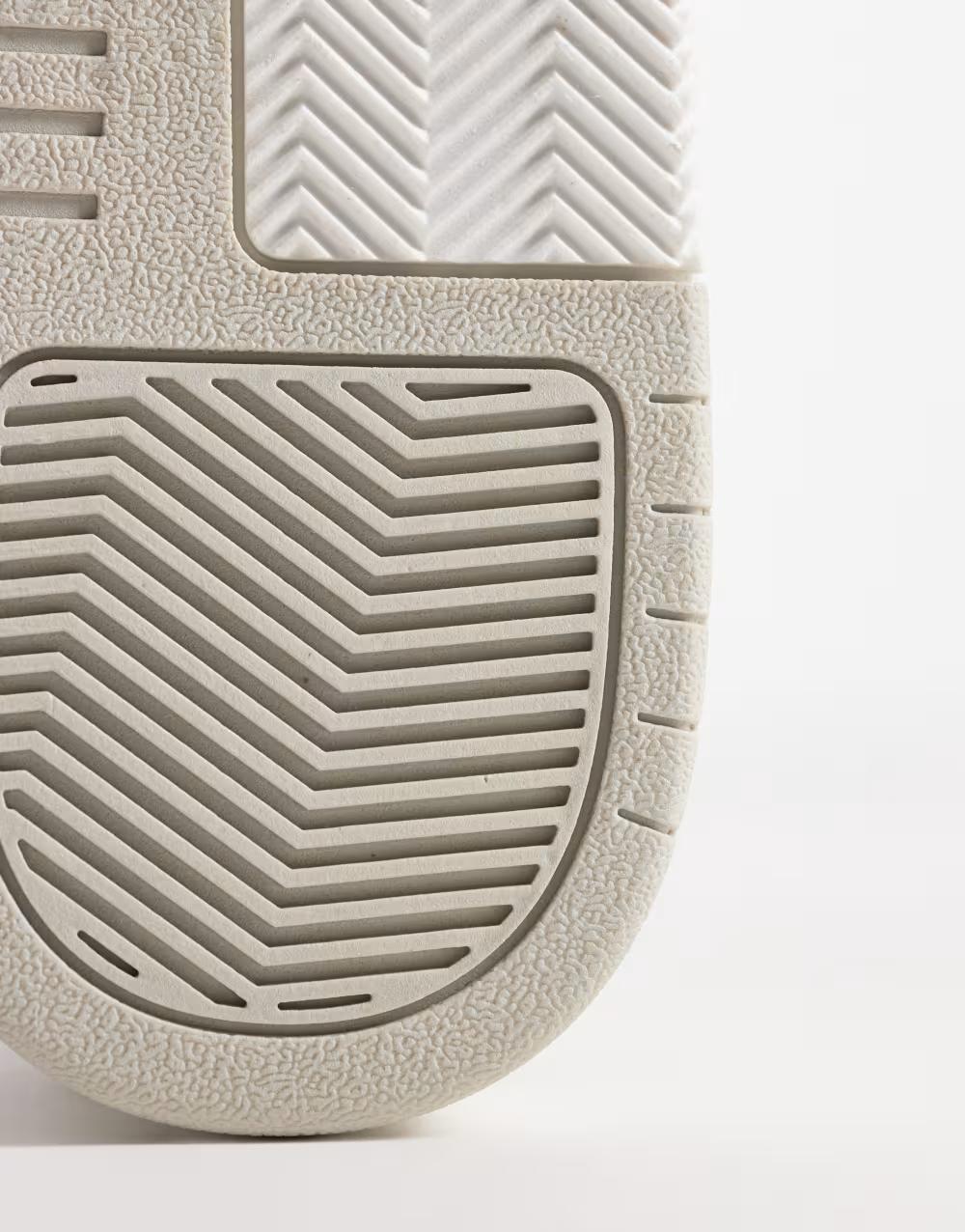 szare buty sportowe