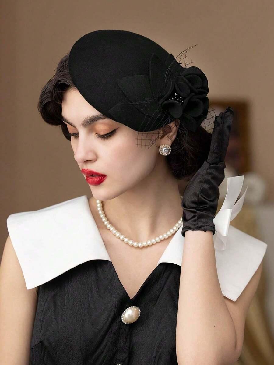 czarny beret kwiat