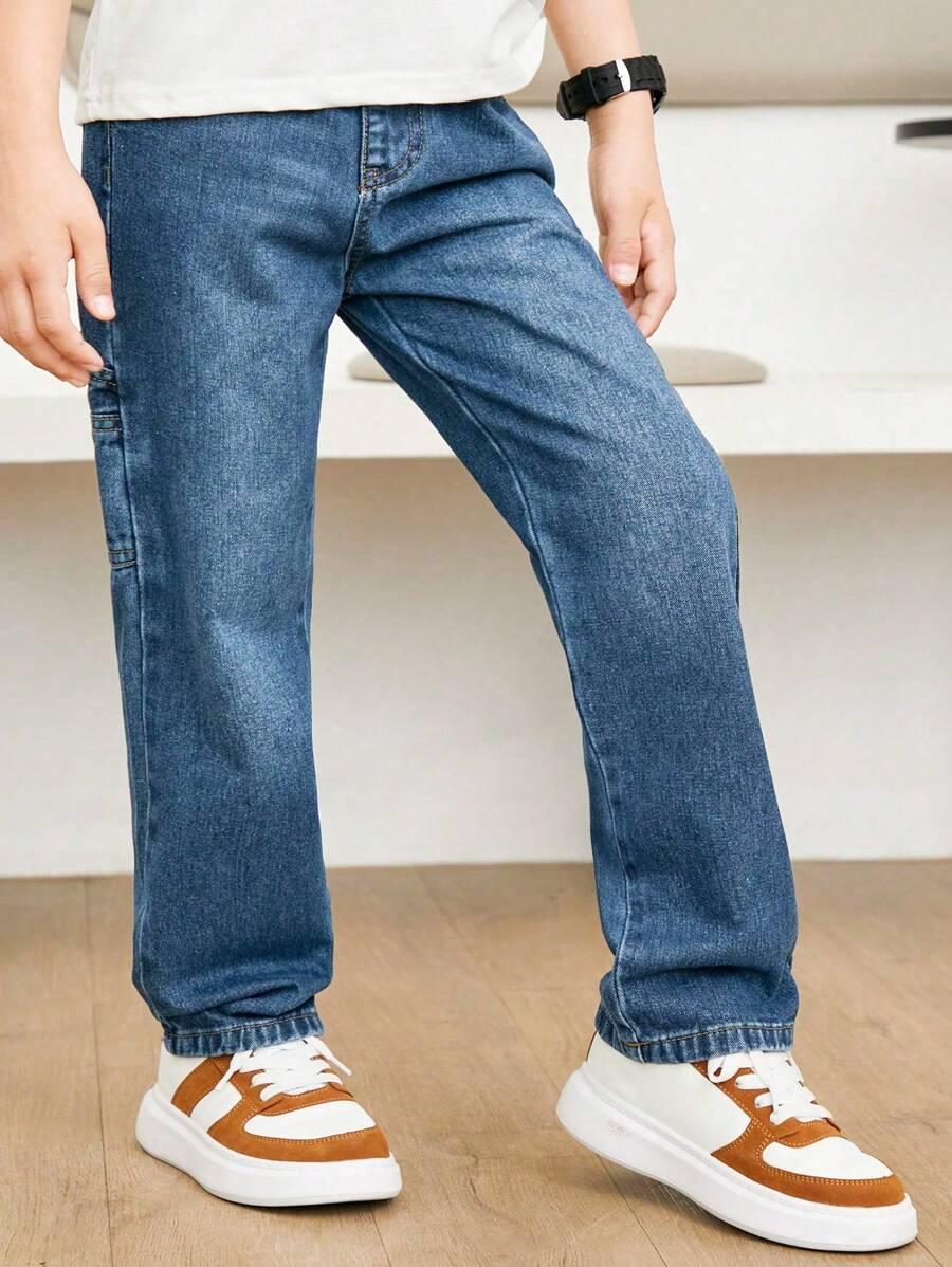 niebieskie spodnie jeansowe